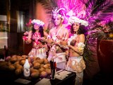 Das Highlight Kokosnüsse, traditionelles Kokosnuss öffnen und  Verteilen von Blumenketten - Leis zur Begrüßung ihrer Gäste mit anschließender Hawaii Hula Tanz Show, incl. Malibu Rum.jpg